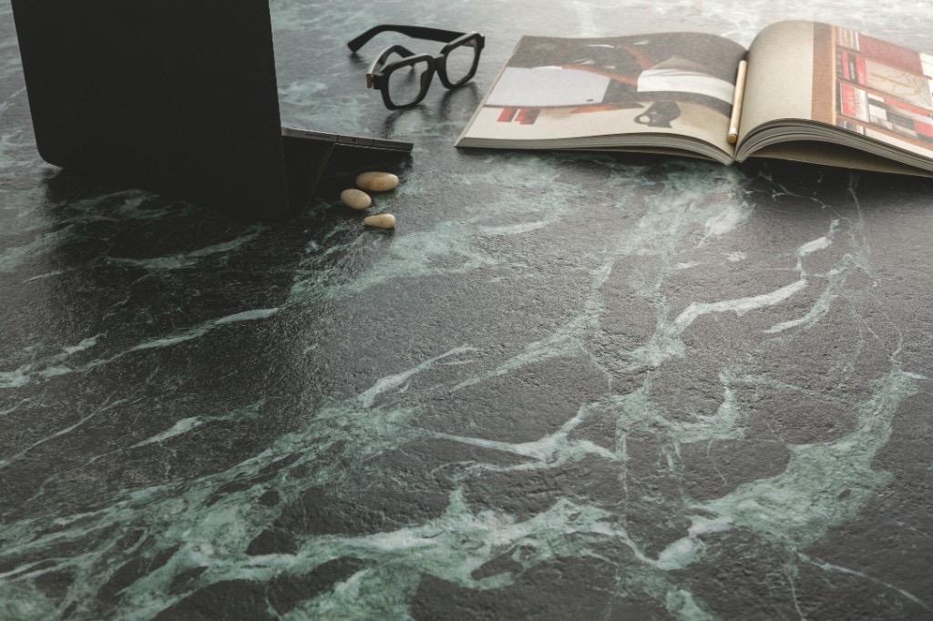 Verde Alpi · Bush Hammered, Nameštaj — sto