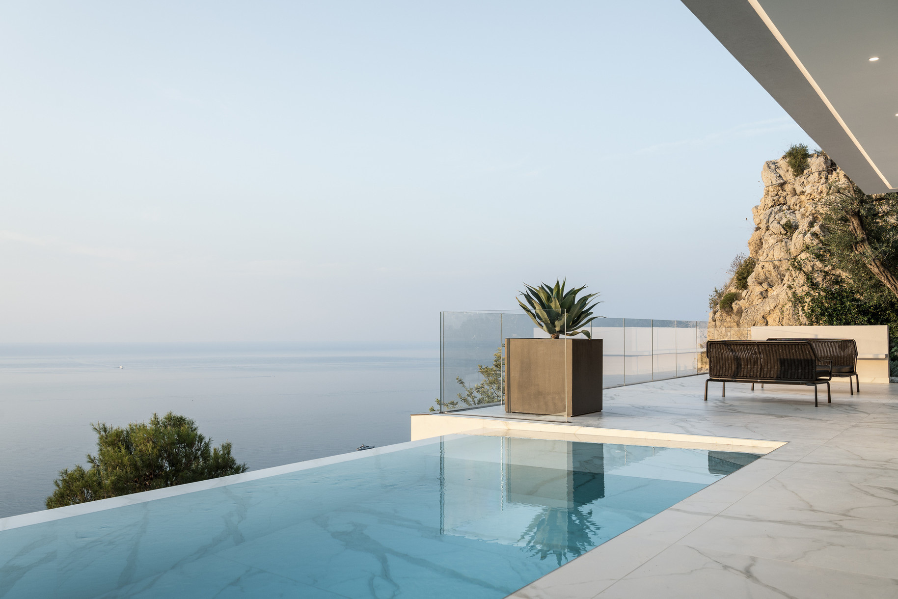 Calacatta Oro Venato · Lucidato, Villa Blue Coast by Calvi Ceschia Viganò Architetti Associati